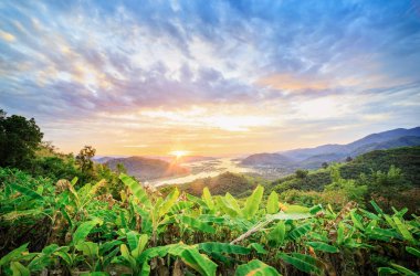 Isan Mounta ile sabah gün doğumunda manzara manzarası