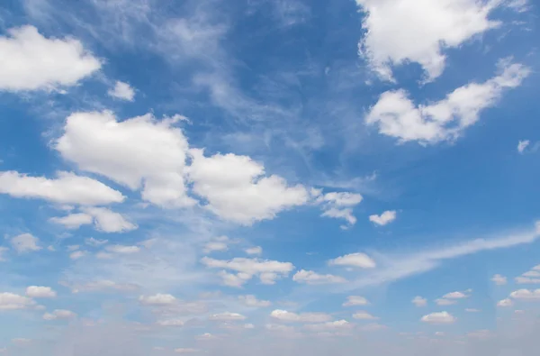 O vasto céu e as nuvens brancas flutuam no céu . — Fotografia de Stock