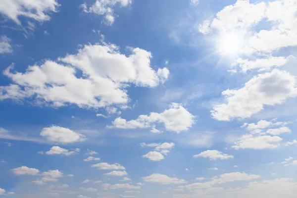 O vasto céu e as nuvens brancas flutuam no céu . — Fotografia de Stock