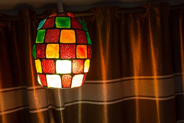 Lámparas de colores linternas colgando en el techo . — Foto de Stock