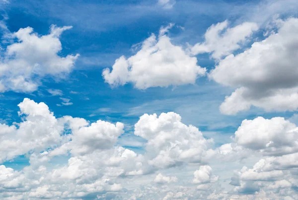 O vasto céu e as nuvens brancas flutuam no céu . — Fotografia de Stock