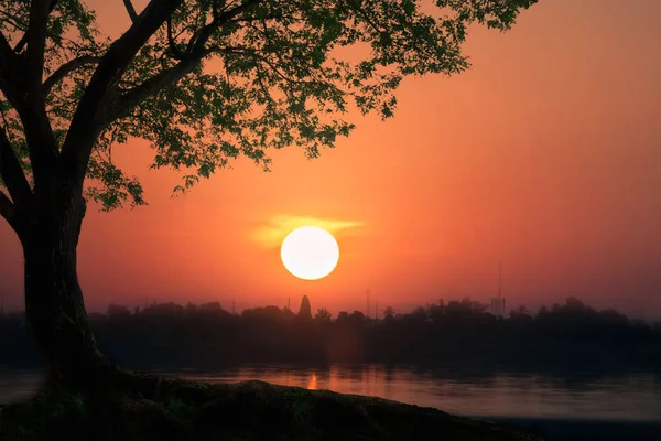 Sobre el atardecer. Salida del sol en el río Mekong , — Foto de Stock