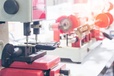 Atölyedeki çilingir yeni anahtar yapıyor. Profesyonel yapım anahtarı 