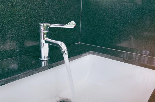 Interior del cuarto de baño con grifo lavabo y espejo . — Foto de Stock