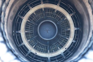 Egzozun içinde askeri bir jet motoru.,