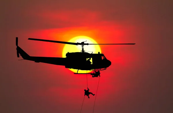 Siluet askerleri helikopterden iple indiler.