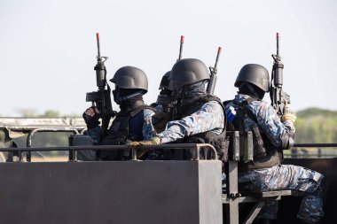 Özel kuvvetler asker polis, swat ekibi üyesi. 