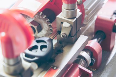 Atölyedeki çilingir yeni anahtar yapıyor. Profesyonel yapım anahtarı 