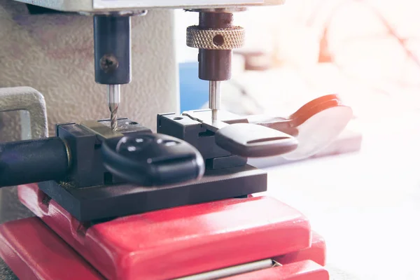 Atölyedeki çilingir yeni anahtar yapıyor. Profesyonel yapım anahtarı 