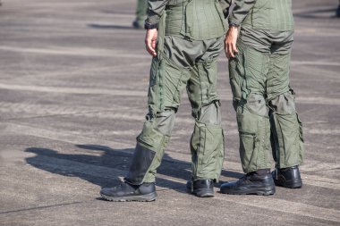 Hava Kuvvetleri pilotlarının bacakları. Hazırlık aşamasındaki pilotlar. 