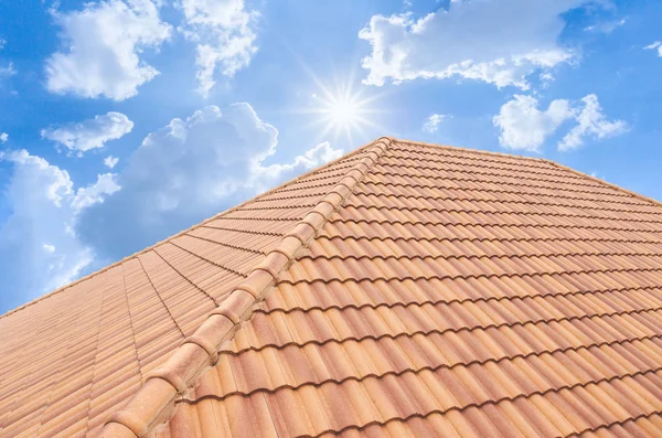 Roof tiles and sky sunlight. Roofing Contractors concept Install — Stock Photo, Image