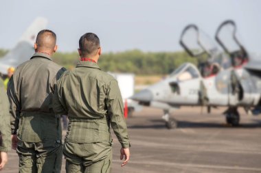 Jet savaş uçağı pilotları, Fli 'ye hazırlık yapan pilotlar.