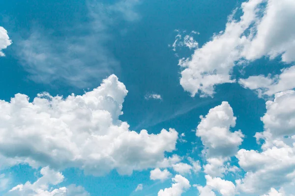 O vasto céu e as nuvens brancas flutuam no céu . — Fotografia de Stock