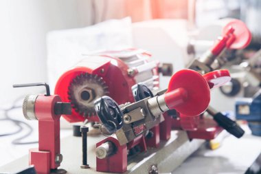 Atölyedeki çilingir yeni anahtar yapıyor. Profesyonel yapım anahtarı 