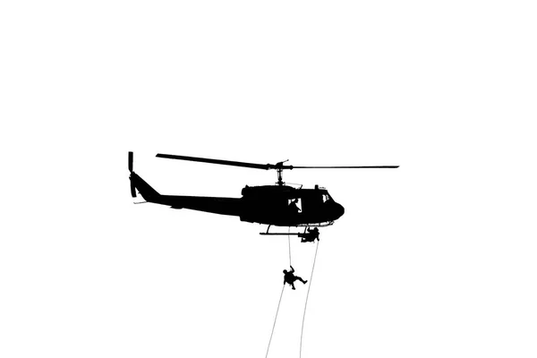 Sylwetka Żołnierze schodzą do ataku z helikoptera z w — Zdjęcie stockowe