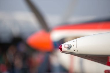 Küçük uçağın iki kanat konumu ışığı. Tek Motorlu Turbo Prop Uçak Kanadının Ucundaki Flash Navigasyon Işığı