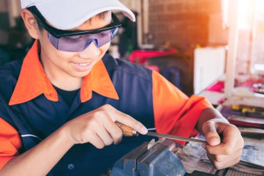 Atölyedeki çilingir yeni anahtar yapıyor. Çilingirde anahtar yapan bir profesyonel. Kopya metal anahtarın makine üretimi.