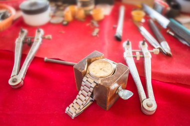 Mekanik saate bir parça monte etme süreci, saat tamiri