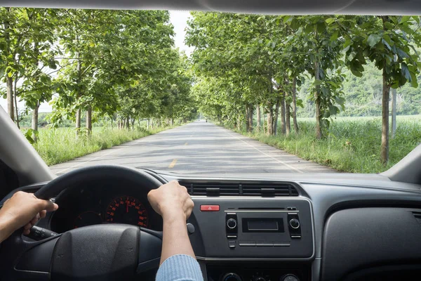 Las Manos Del Hombre Sosteniendo Volante Fondo Carretera Concepto Conducción — Foto de Stock