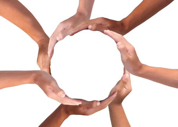 中央にコピースペースを持つ白い背景に円を作る多民族の人間の手の概念的なシンボル — ストック写真