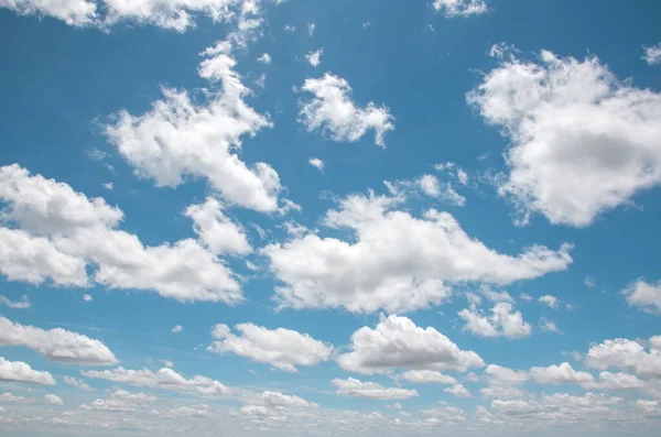 Vasto Céu Nuvens Brancas Flutuam Céu Fundo Azul Natural Tem — Fotografia de Stock