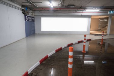 Boş billboardlarla dolu yeraltı garajı. Öğleden sonra içi boş uzay parkı. Kapalı otopark. Araba ve binadaki boş otoparkın içi..