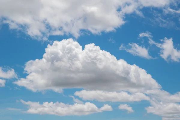 Vasto Céu Nuvens Brancas Flutuam Céu Fundo Azul Natural Tem — Fotografia de Stock