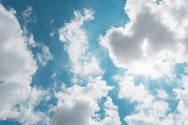 Vasto Céu Nuvens Brancas Flutuam Céu Fundo Azul Natural Tem — Fotografia de Stock