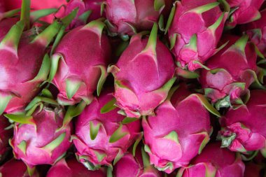 Pitaya. Ejderha meyvesi. Tayland 'da market tezgahında ejderha meyvesi.