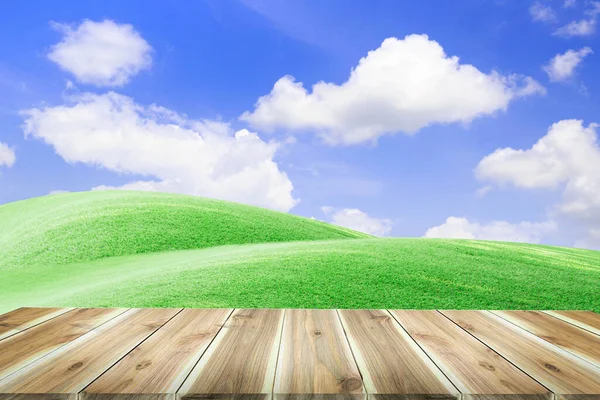 Braune Holztischplatte Leer Auf Schöne Grüne Wiese Und Blauer Himmel — Stockfoto