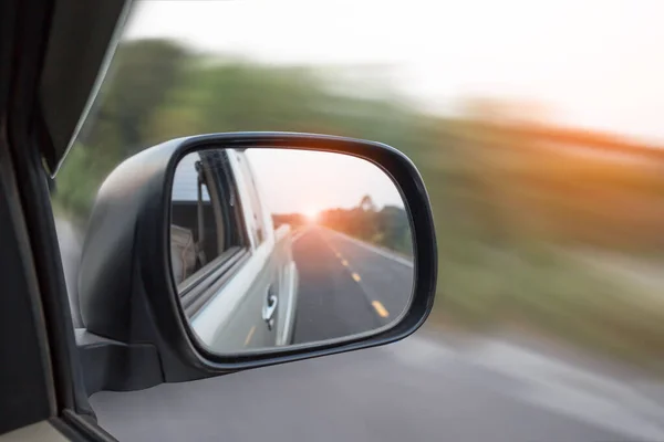 Los Coches Corren Por Calle Desde Espejo Retrovisor Del Auto — Foto de Stock