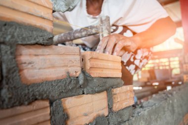 İnşaat alanına tuğla döşeyen endüstriyel tuğlaların kapatılması
