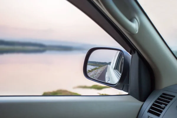 Los Coches Corren Por Calle Desde Espejo Retrovisor Del Auto — Foto de Stock