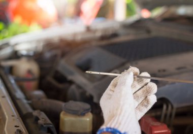 Yağ çubuğu ve yağ kapağı. Yağ değişimi. Yağ doğru seviyede, dakika ve maksimum arasında. Araba servisi, bakım. Tozlu motor. Araba motoru.