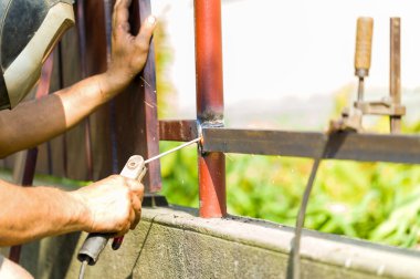 İş çelik çit ile koruyucu iş giysisi parçası kaynak kıvılcım, portre.