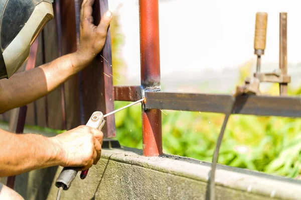 İş çelik çit ile koruyucu iş giysisi parçası kaynak kıvılcım, portre.