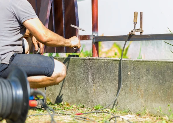 Manual work for fence safety — Stock Photo, Image