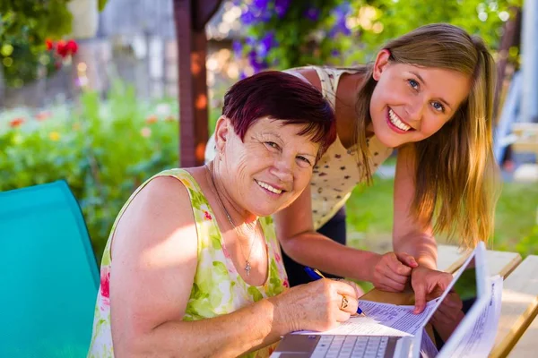 Younger teaches older — Stock Photo, Image