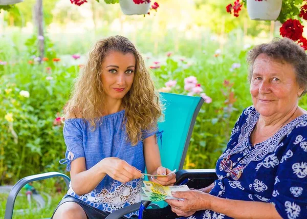 Als gepensioneerde m/v komt geld goed — Stockfoto