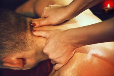 masör boyun masaj spa salon adamı yapıyor.