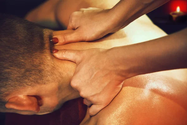 Masseur doen nek massage op man in de spa salon. — Stockfoto