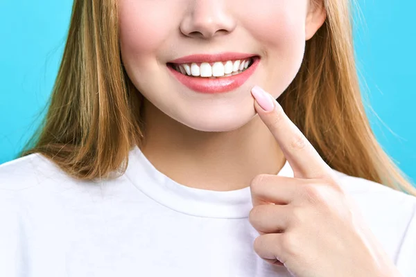 Perfecte gezonde tanden glimlach van een jonge vrouw. Het bleken van tanden. Tandheelkundige kliniek patiënt. Afbeelding symboliseert mondverzorging tandheelkunde, stomatologie. — Stockfoto