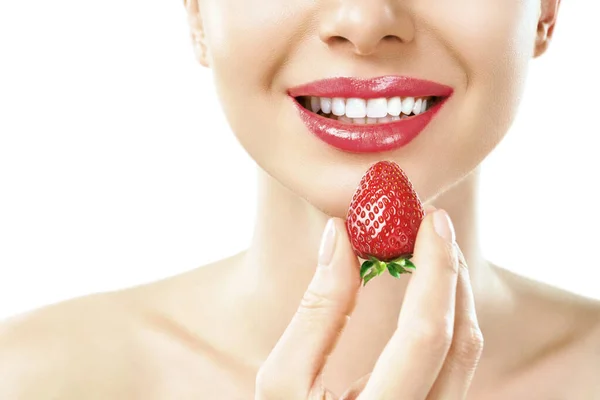 Usta. Kobieta z czerwoną szminką i truskawką. Zbliżenie pulchne pełne Sexy usta z profesjonalnym makijażu trzymając jagodę w białe zdrowe zęby. Piękno i kosmetyki koncepcja. — Zdjęcie stockowe