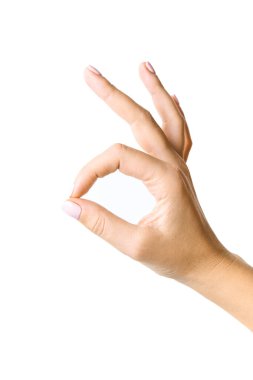 Güzel bir bayanın el hareketi. Tamam sembol. Beyaz arkaplanda izole