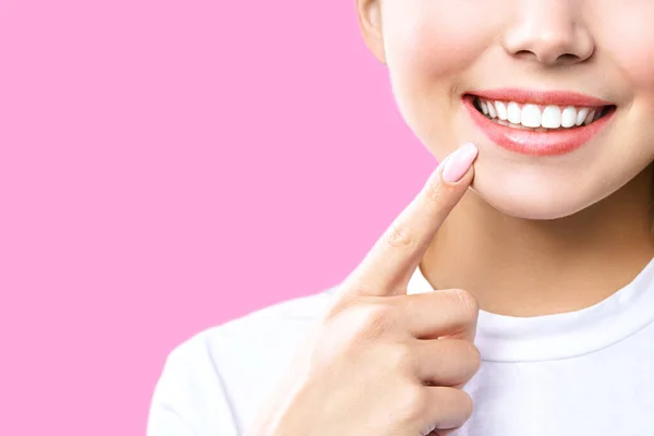 Perfecte gezonde tanden glimlach van een jonge vrouw. Het bleken van tanden. Tandheelkundige kliniek patiënt. Afbeelding symboliseert mondverzorging tandheelkunde, stomatologie. Roze achtergrond — Stockfoto