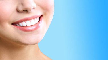Genç bir kadının mükemmel sağlıklı dişli gülümsemesi. Diş beyazlatma. Diş sağlığı kliniği hastası. Resim, oral bakım dişçiliği ve stomatolojiyi sembolize eder.