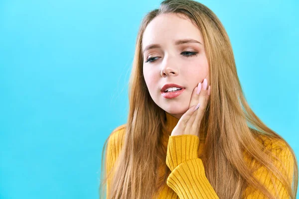 Tandpijn en tandheelkunde. Jonge vrouw lijden aan sterke tanden pijn, aanraken wang met de hand. Vrouwelijke Gevoel Pijnlijke Tandpijn. Concept tandheelkundige zorg — Stockfoto