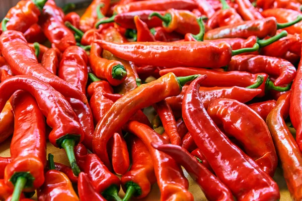 Red hot chilli peppers patroon textuur achtergrond. Close-up. Landschap. Een achtergrond ofred hete chili pepers. Plantaardige straatmarkt. Groep van Red hot chilipepers — Stockfoto