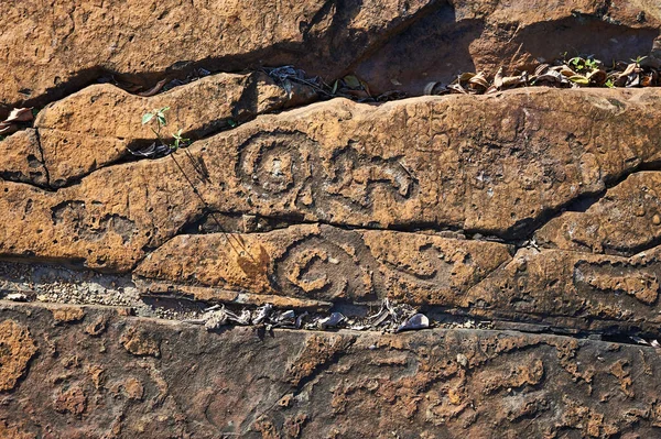 Pinturas rupestres de civilizações antigas. Feito pelos aborígenes da América Central pelos índios Taino. Inclui letras antigas, sinais e símbolos . — Fotografia de Stock