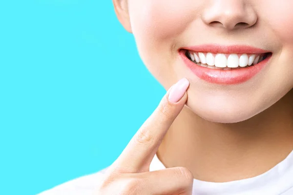 Perfect healthy teeth smile of a young woman. Teeth whitening. Dental clinic patient. Image symbolizes oral care dentistry, stomatology. blue Background — Stock Photo, Image